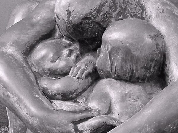 Käthe Kollwitz Mutter mit Zwillingen Foto Axel Mauruszat fragment Wikimedia Commons home